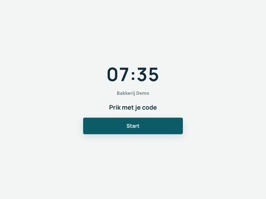 Rustscherm van de Prikklaar-kiosk op de tablet in landscape: de klok, de naam van de zaak en de knop Start om te prikken met een code.